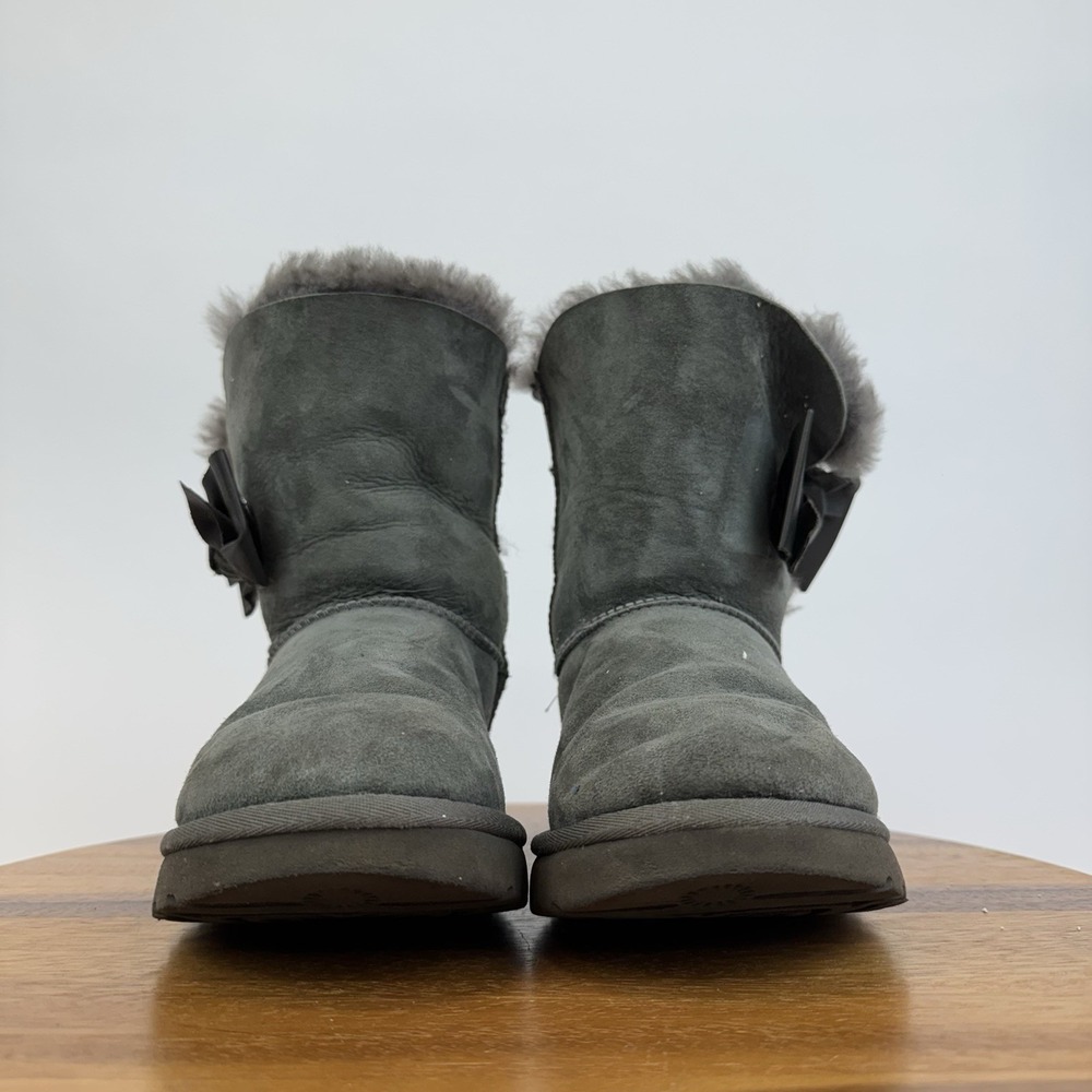 Womens Ugg Daelynn Gray Suede Pull On Mid Bow Accent Boots Booties Size 8 M GUC - Picture 3 of 8